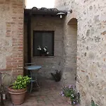 Penzion Country Tuscany - Courtyard Colle Val D'Elsa